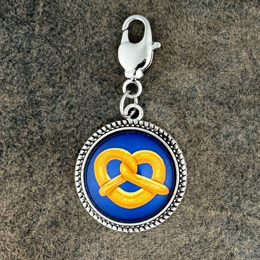 Breze | Blau | Charivari-Anhänger | Perlkranz | Altsilber