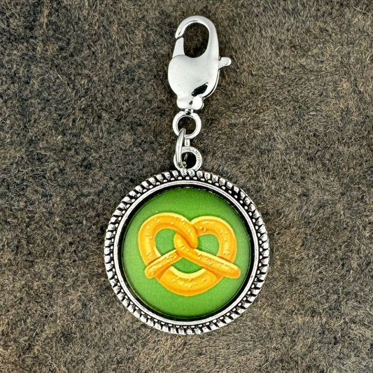Breze | Grün | Charivari-Anhänger | Perlkranz | Altsilber