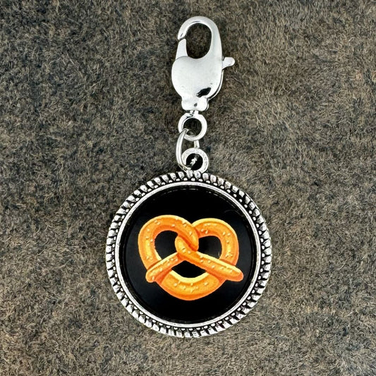 Breze | Schwarz | Charivari-Anhänger | Perlkranz | Altsilber