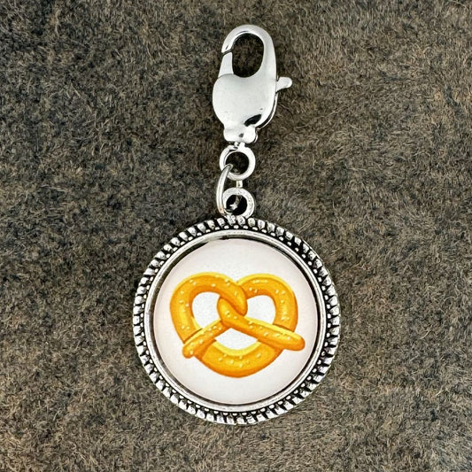 Breze | Weiss | Charivari-Anhänger | Perlkranz | Altsilber