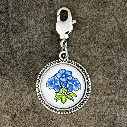 Enzian Weiss | Charivari-Anhänger | Perlkranz | Altsilber