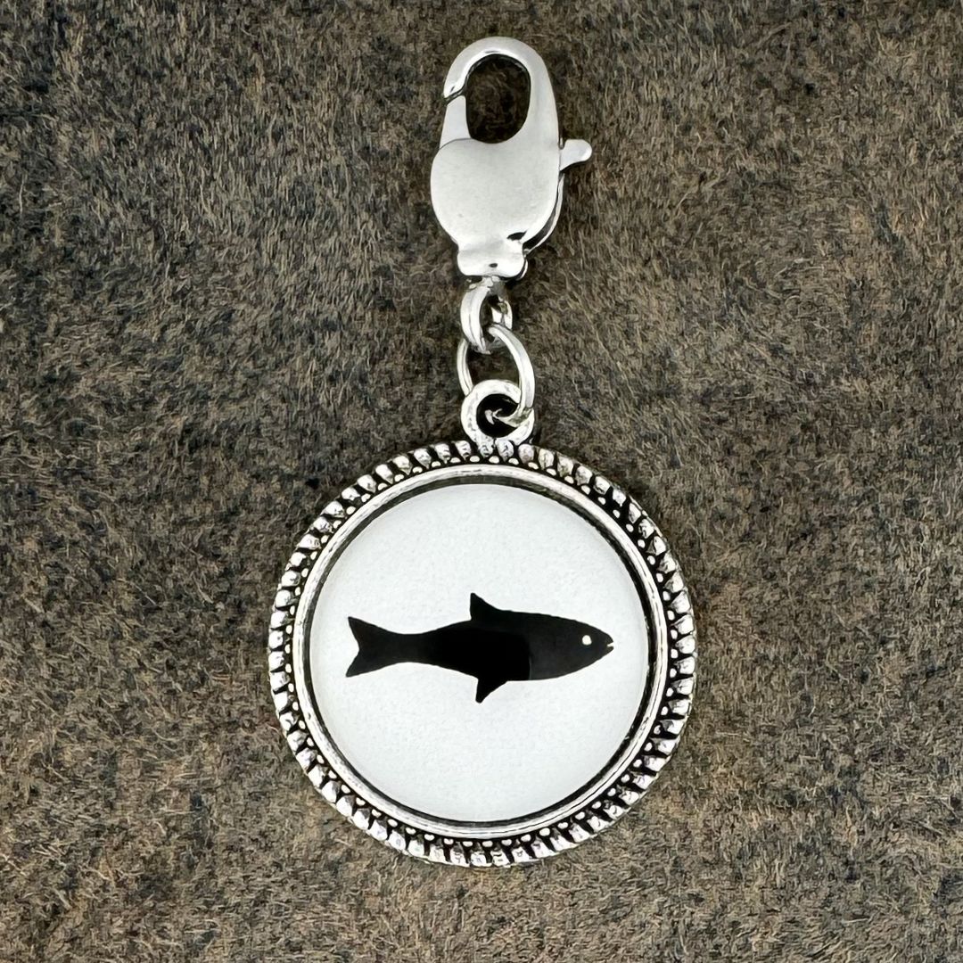 Fisch | Charivari-Anhänger | Perlkranz | Altsilber