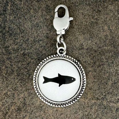 Fisch | Charivari-Anhänger | Perlkranz | Altsilber