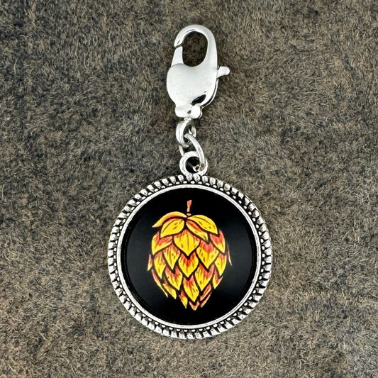 Hopfendolde | Charivari-Anhänger | Perlkranz | Altsilber