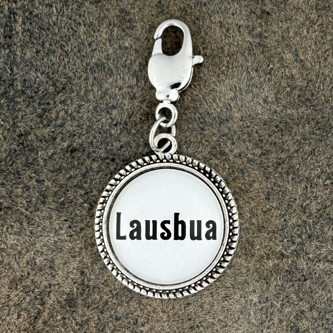 Lausbua | Charivari-Anhänger | Perlkranz | Altsilber
