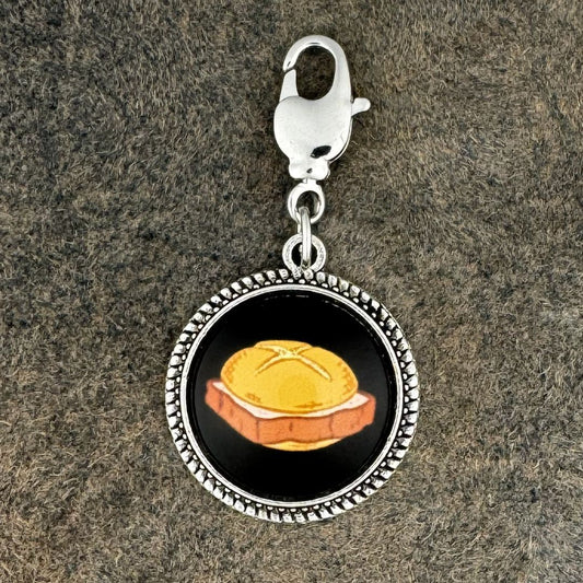 Leberkässemmel | Schwarz | Charivari-Anhänger | Perlkranz | Altsilber