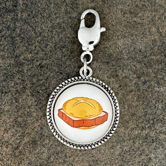 Leberkässemmel | Weiss | Charivari-Anhänger | Perlkranz | Altsilber