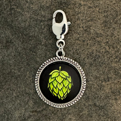 Hopfendolde | Schwarz | Charivari-Anhänger | Perlkranz | Altsilber