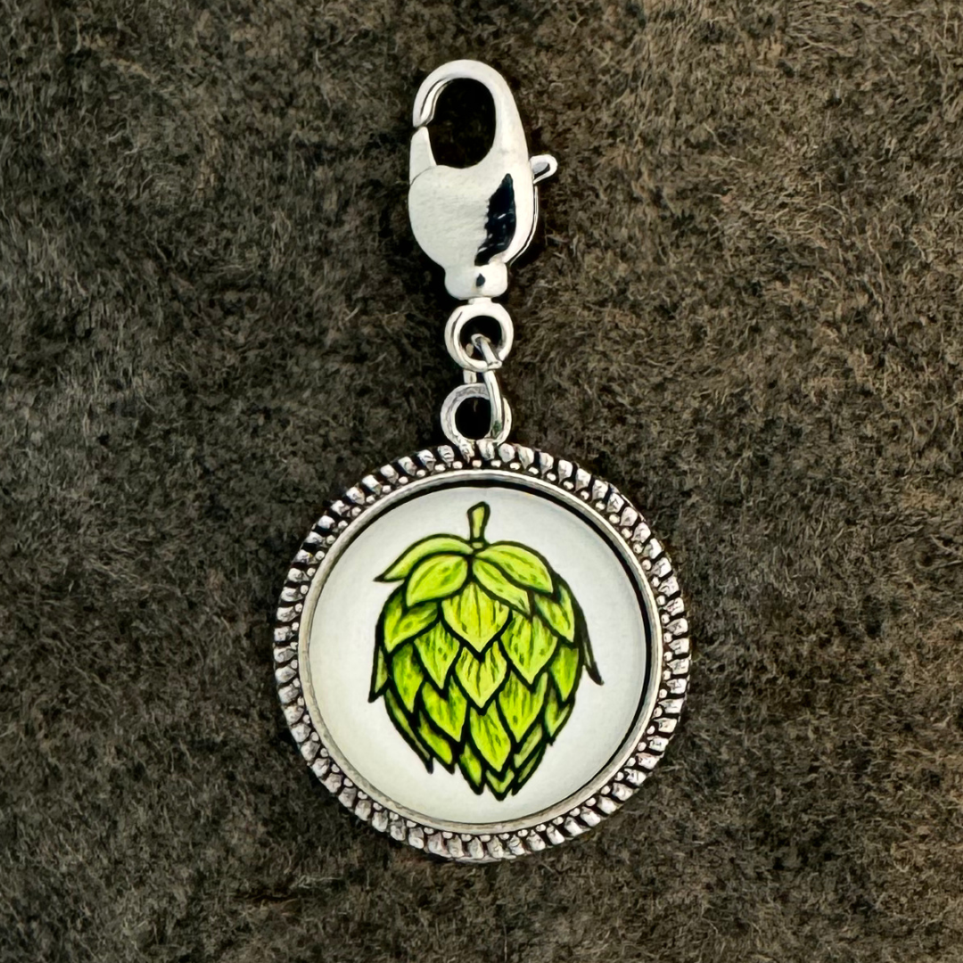 Hopfendolde | Weiss | Charivari-Anhänger | Perlkranz | Altsilber