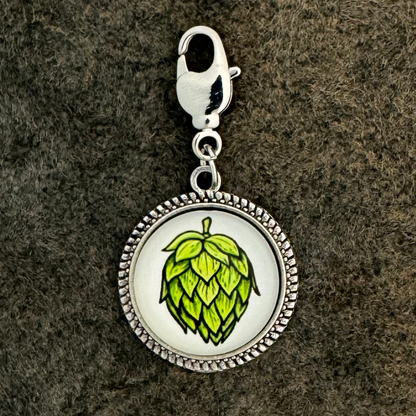 Hopfendolde | Weiss | Charivari-Anhänger | Perlkranz | Altsilber