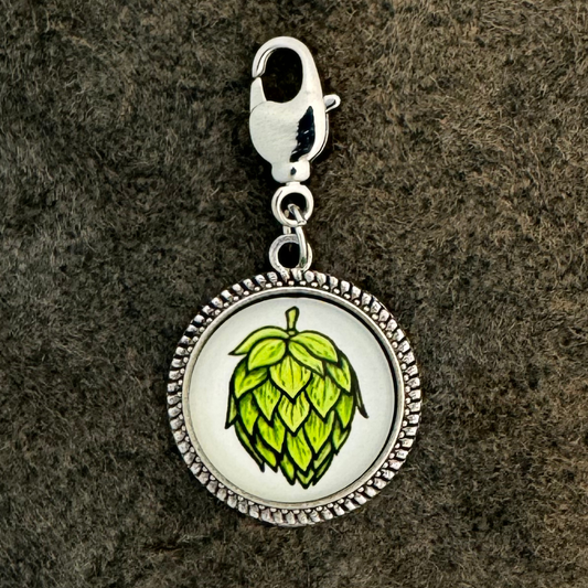 Hopfendolde | Weiss | Charivari-Anhänger | Perlkranz | Altsilber