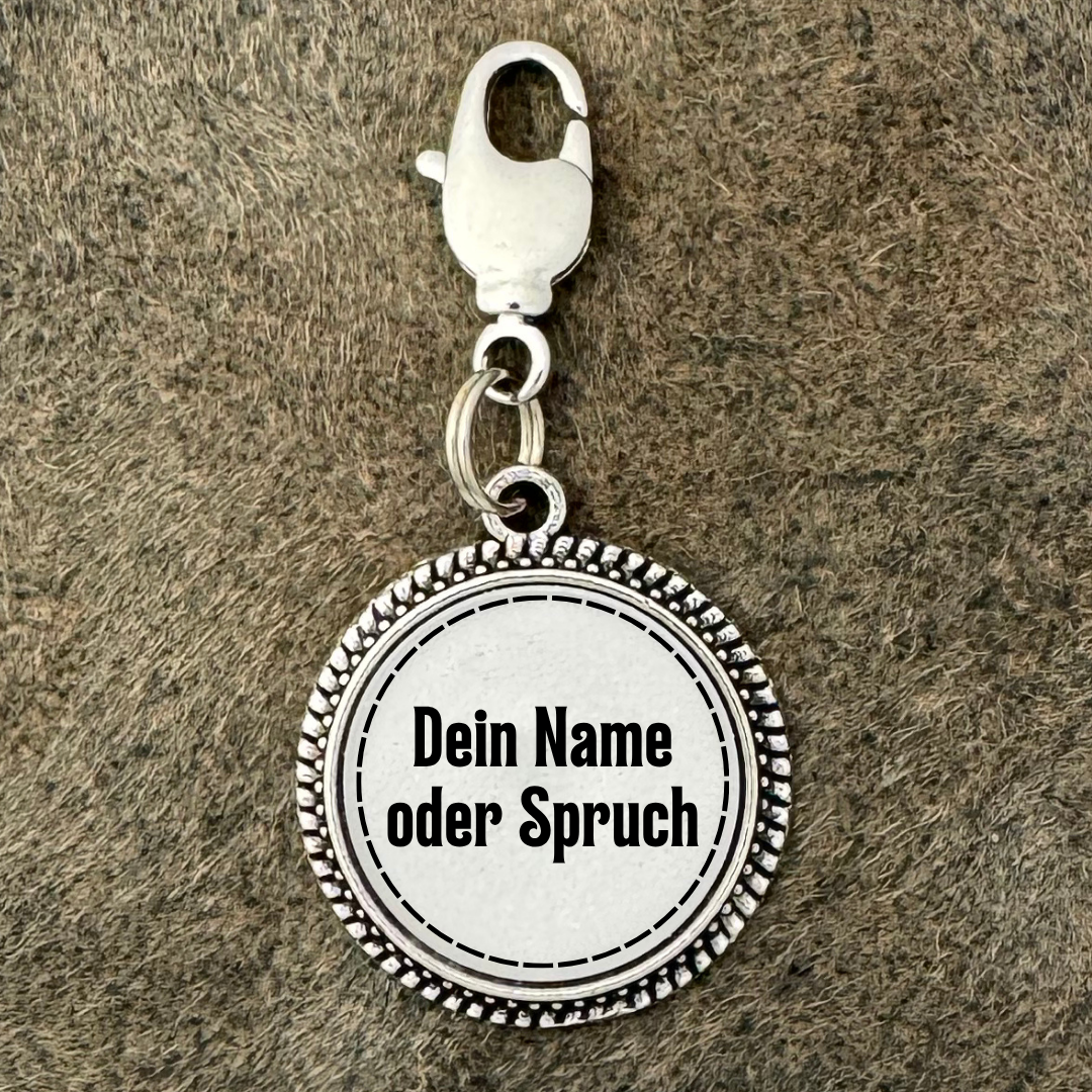 Individualisierbarer Charivari-Anhänger – Dein Name oder Spruch