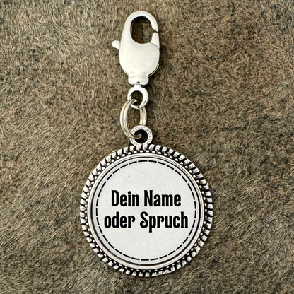 Individualisierbarer Charivari-Anhänger – Dein Name oder Spruch